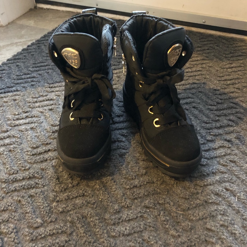 Waterproof boots in size 7.